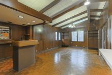 Bar and eat in kitchen