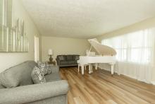 Bright and Lovely Room to Enjoy